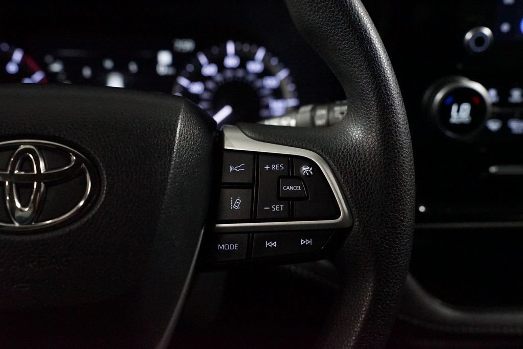 Used 2023 Toyota Highlander L FWD image 13
