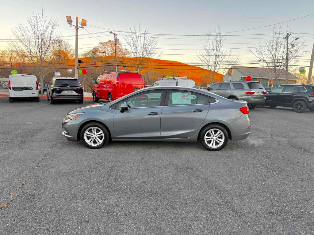 Used 2018 Chevrolet Cruze LT w/ Convenience Package image 4