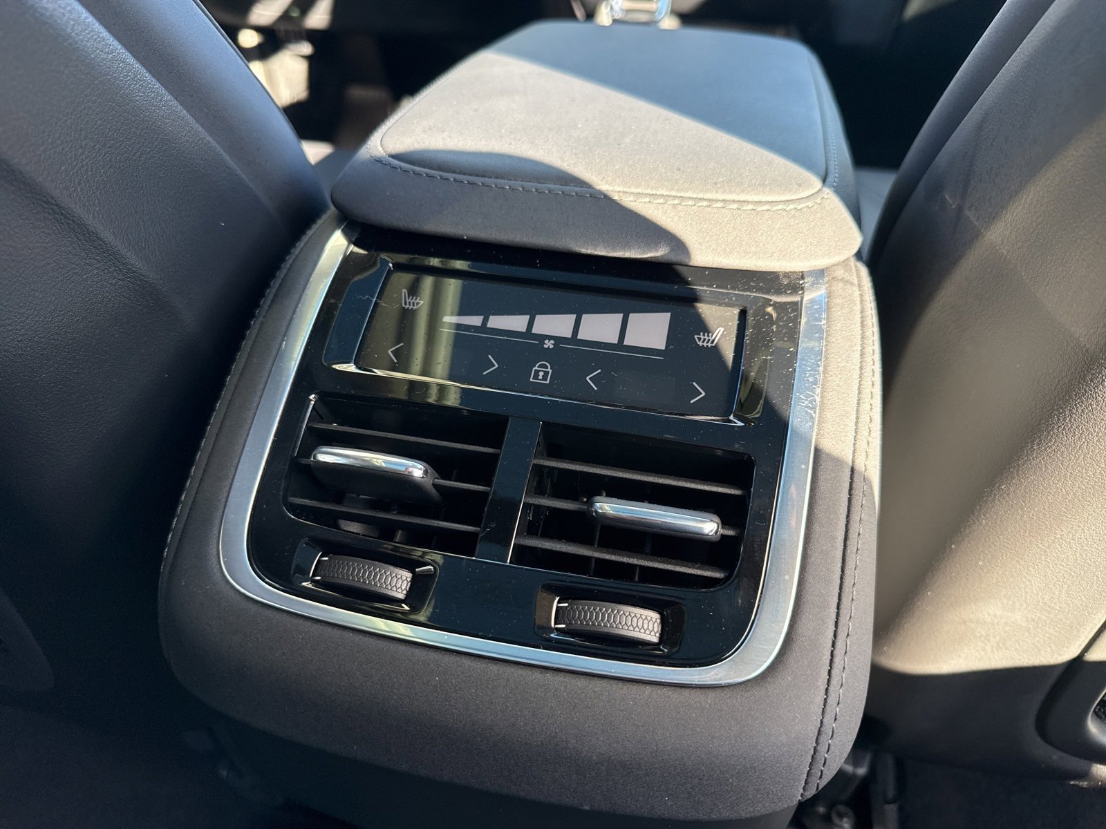 Certified 2025 Volvo XC90 B6 Plus image 15