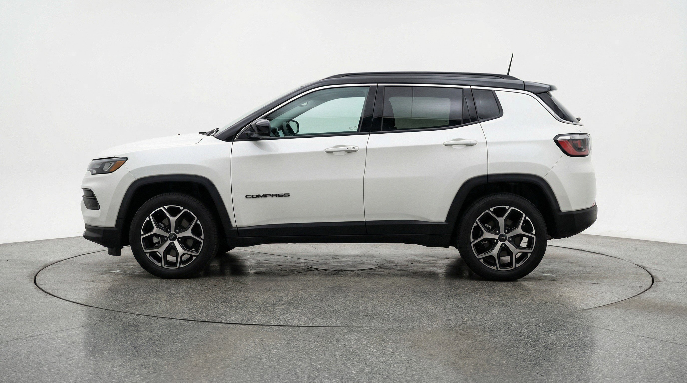 Used 2025 Jeep Compass Limited AWD/4WD image 5