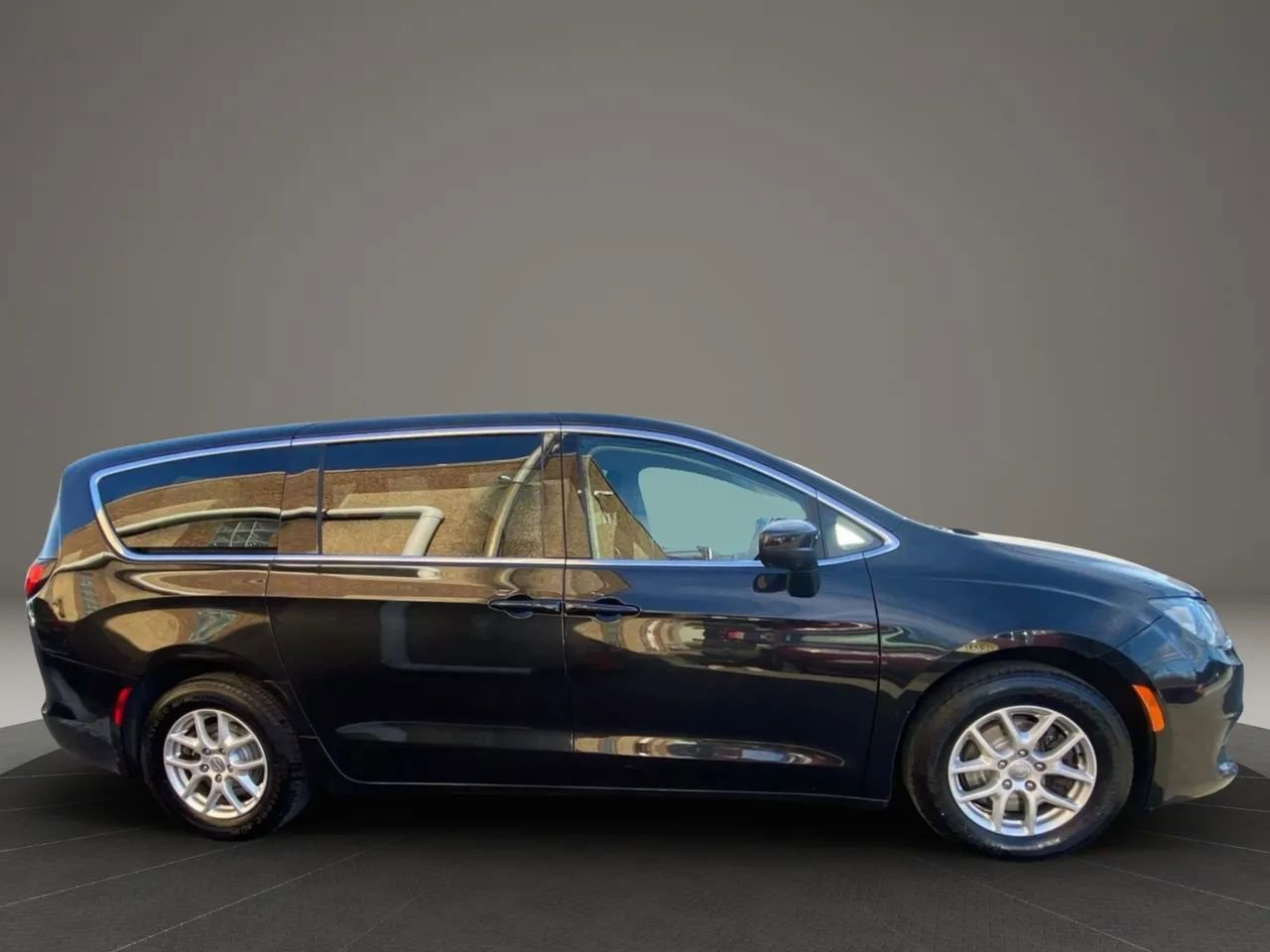 Used 2020 Chrysler Voyager LX w/ Cold Weather Group image 4