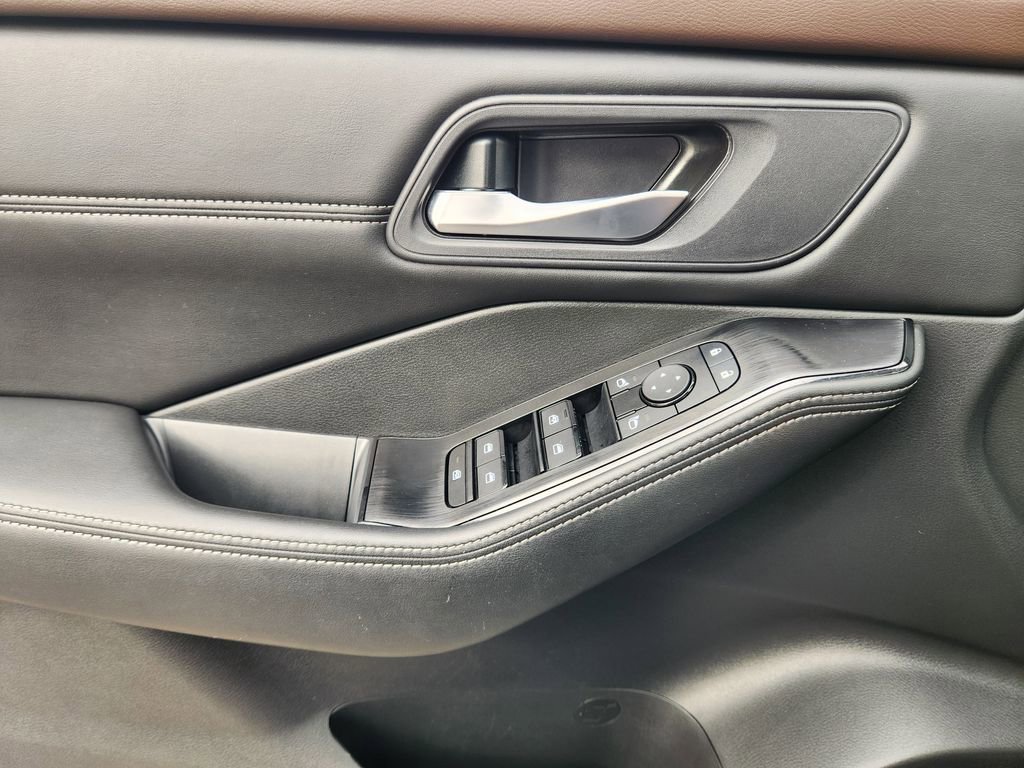 Used 2023 Nissan Rogue SV w/ SV Premium B Package image 24