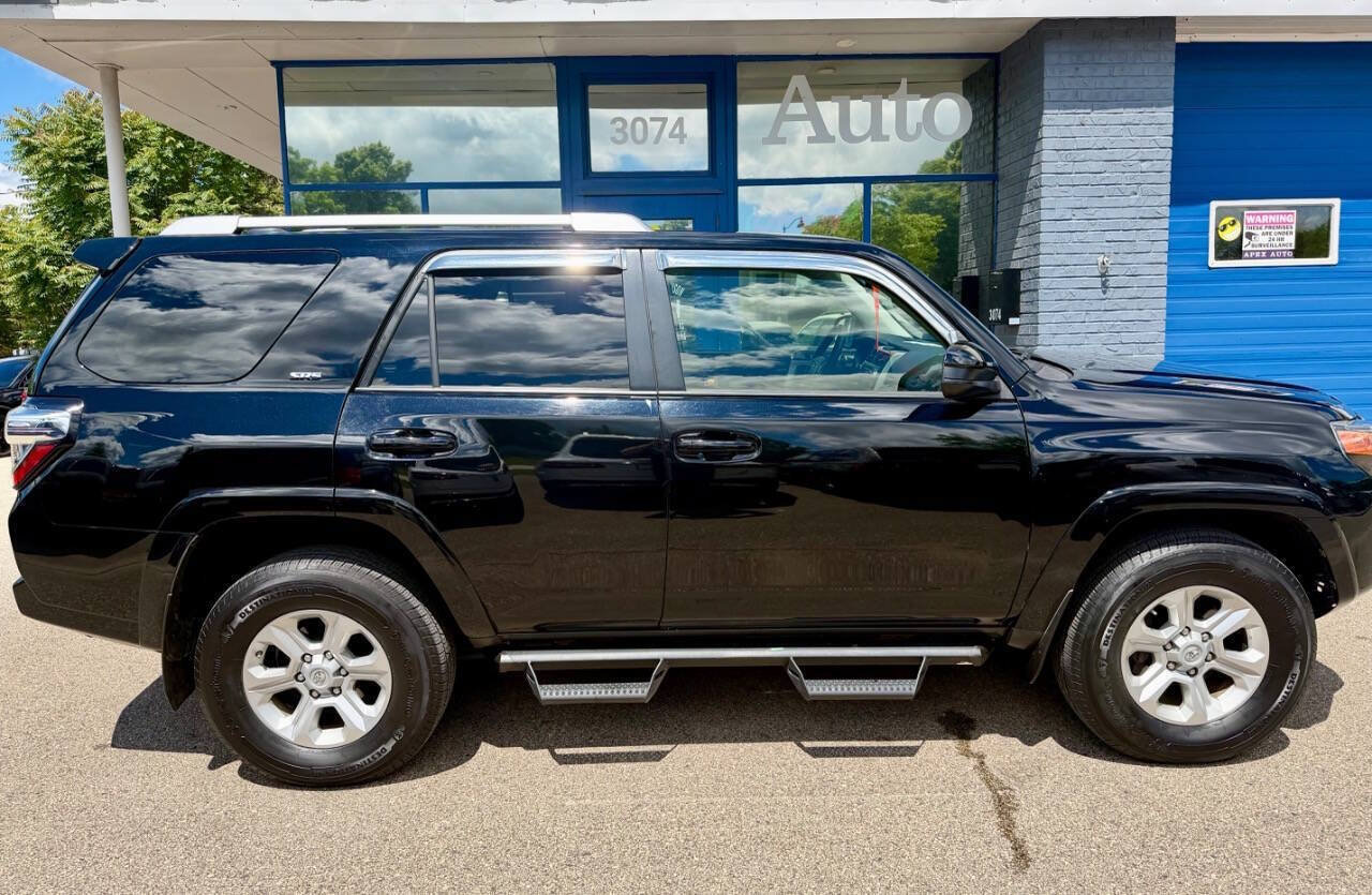 Used 2018 Toyota 4Runner SR5 AWD/4WD image 2