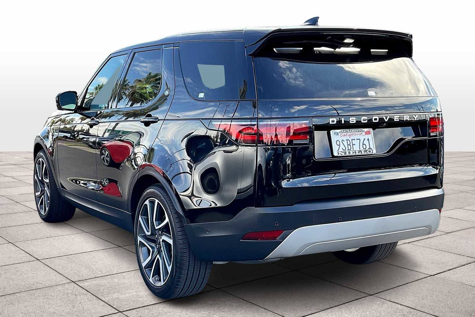 Used 2025 Land Rover Discovery S image 15