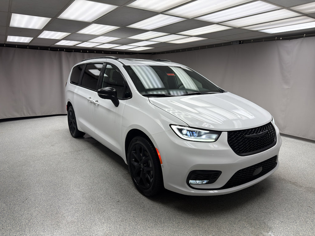 New 2026 Chrysler Pacifica Limited w/ S Appearance Package image 4