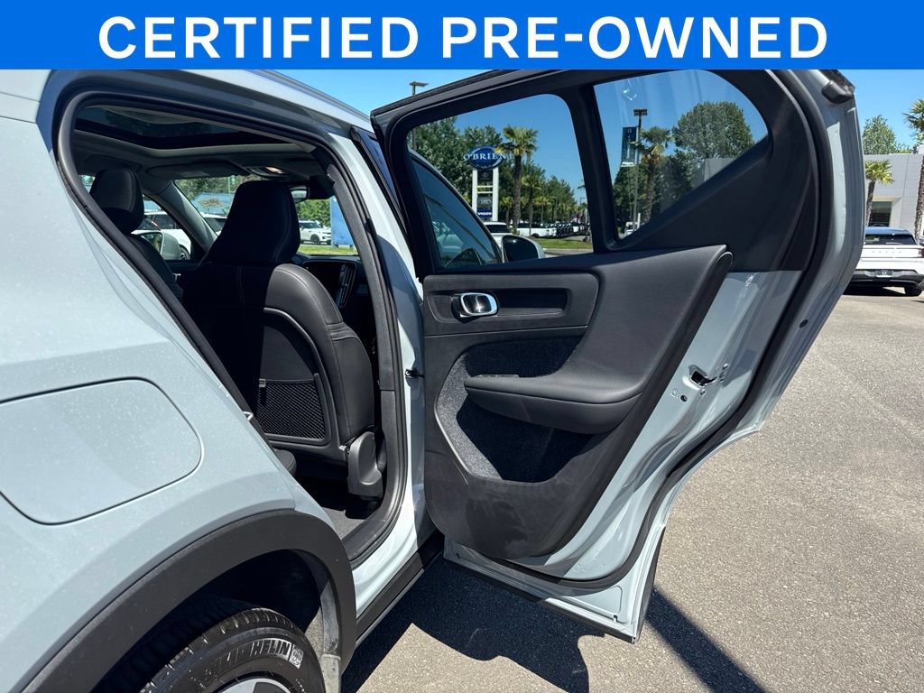 Certified 2025 Volvo XC40 B5 Plus AWD/4WD image 17