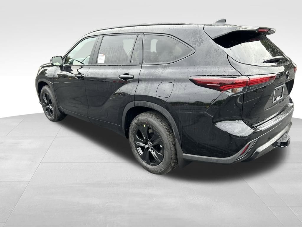 New 2025 Toyota Highlander XLE image 3