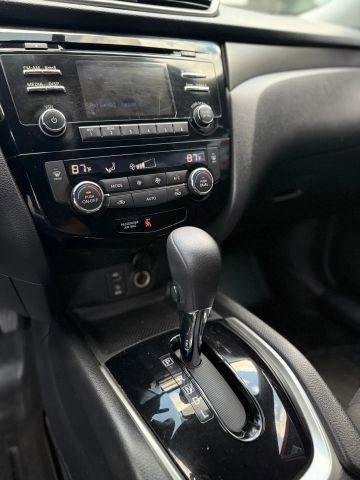 Used 2015 Nissan Rogue SV image 28