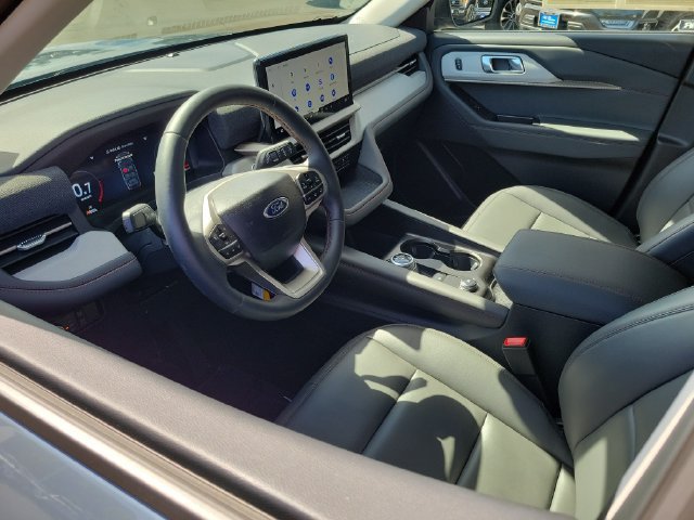 Used 2026 Ford Explorer Active w/ Active Comfort Package RWD image 3