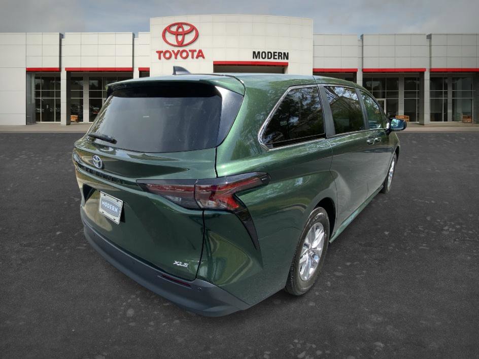 Certified 2025 Toyota Sienna XLE FWD image 5