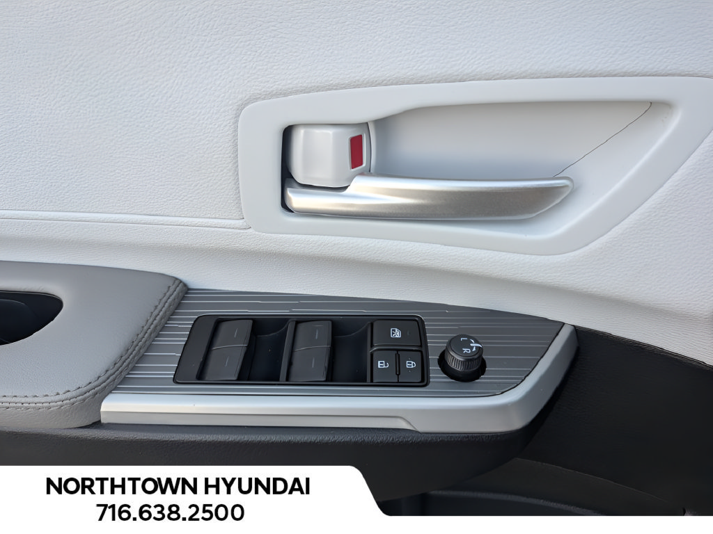 Used 2026 Toyota Sienna XLE FWD image 29