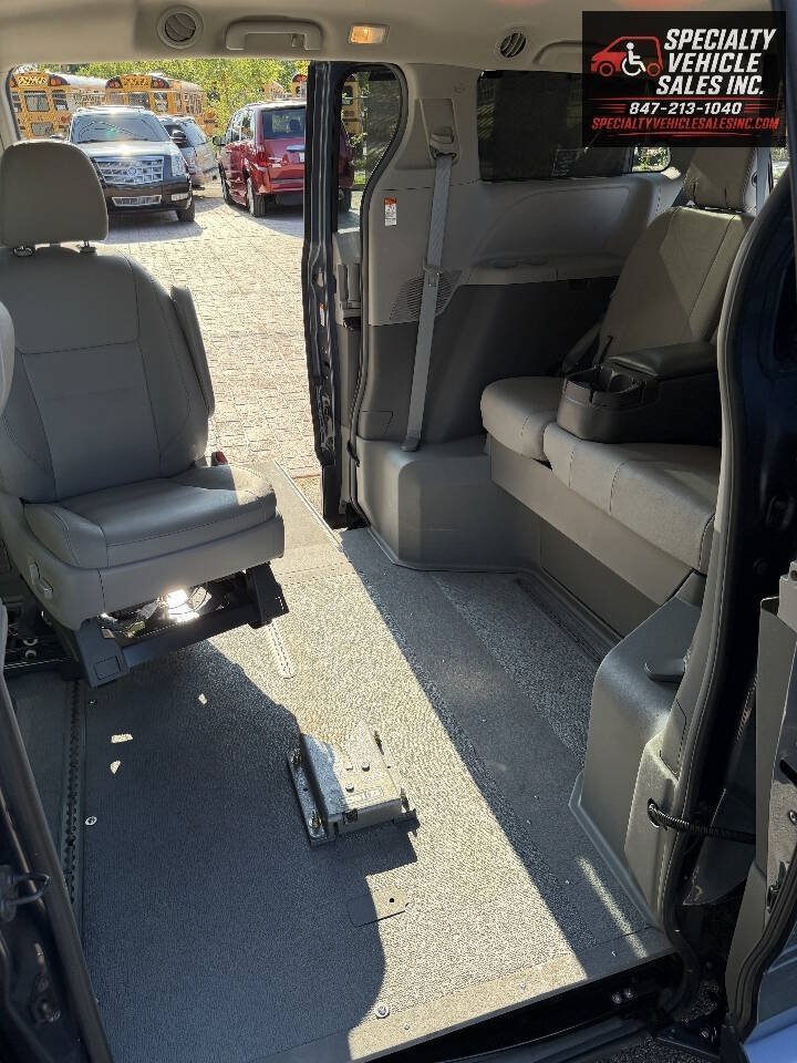 Used 2016 Toyota Sienna XLE FWD image 17