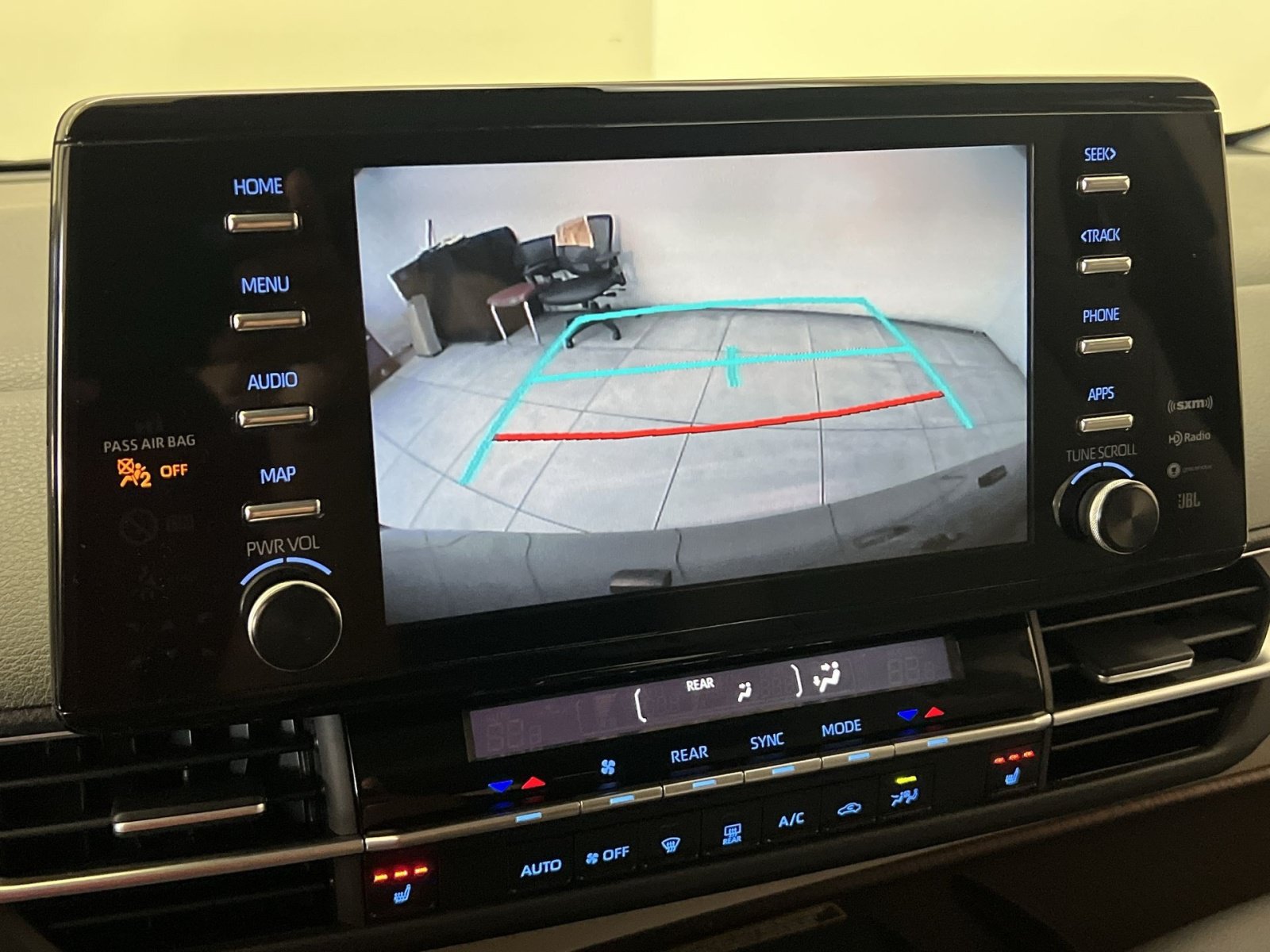Used 2024 Toyota Sienna XLE w/ XLE Plus Package FWD image 18