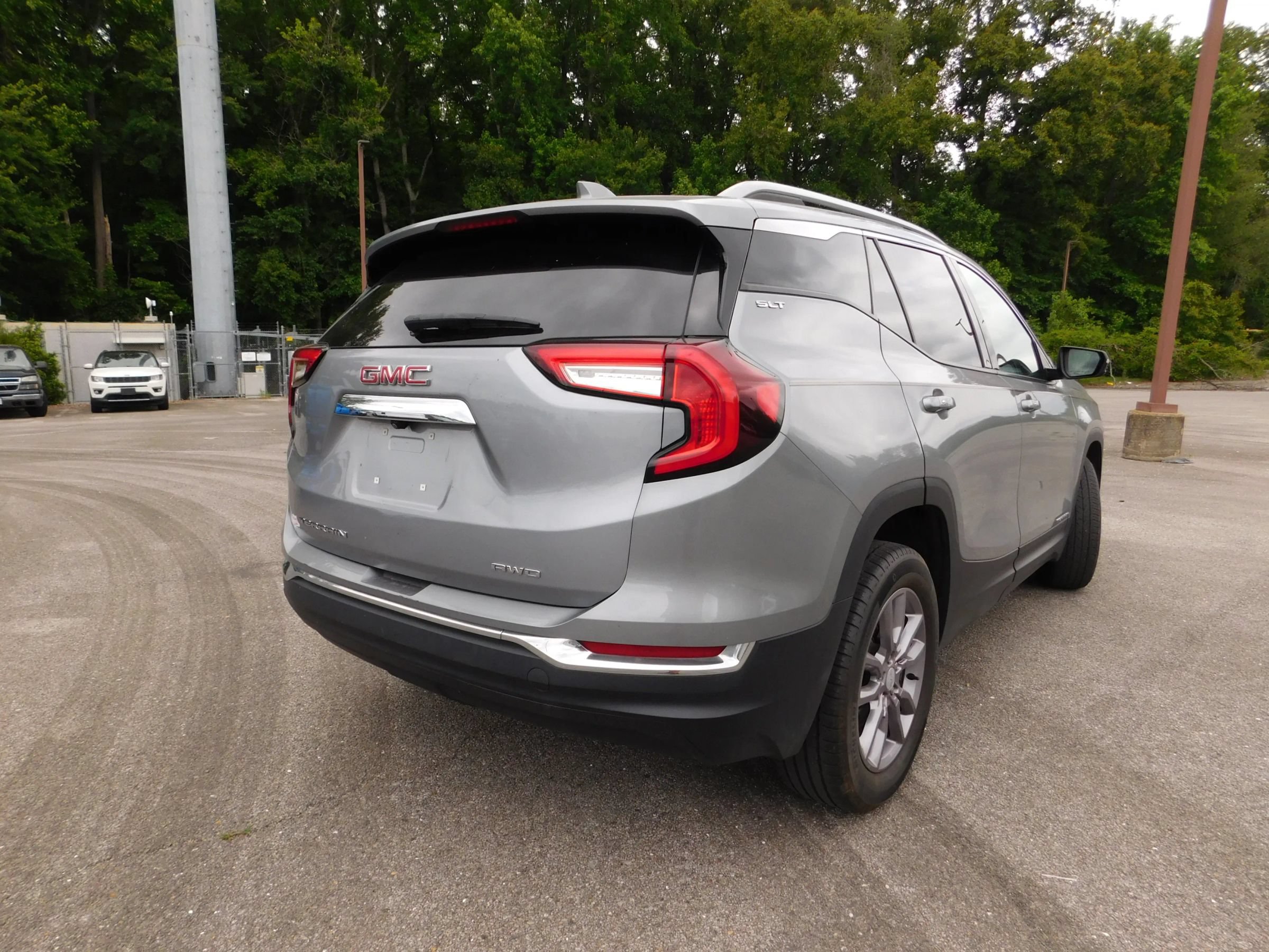 Used 2024 GMC Terrain SLT AWD/4WD image 5