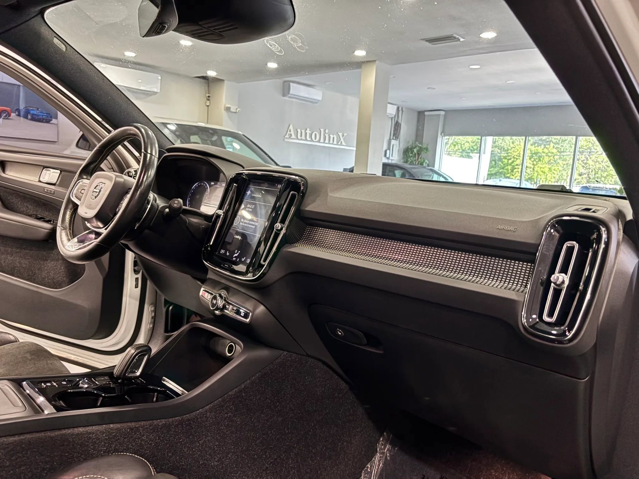 Used 2020 Volvo XC40 T4 R-Design FWD image 10