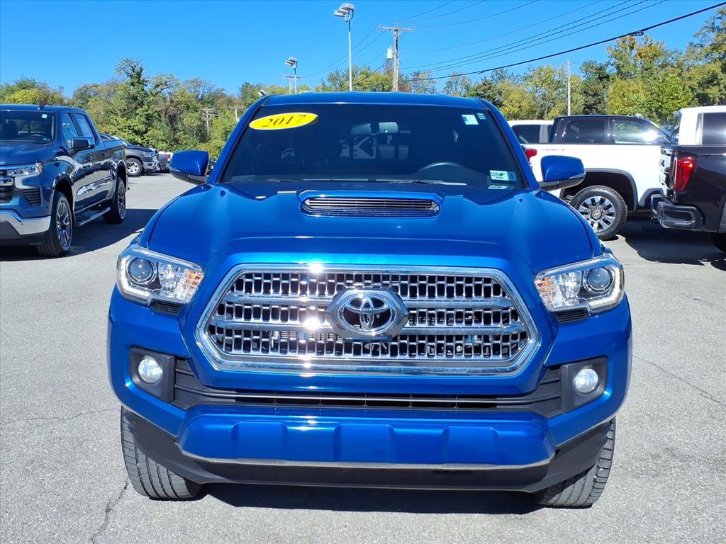 Used 2017 Toyota Tacoma TRD Sport AWD/4WD image 9