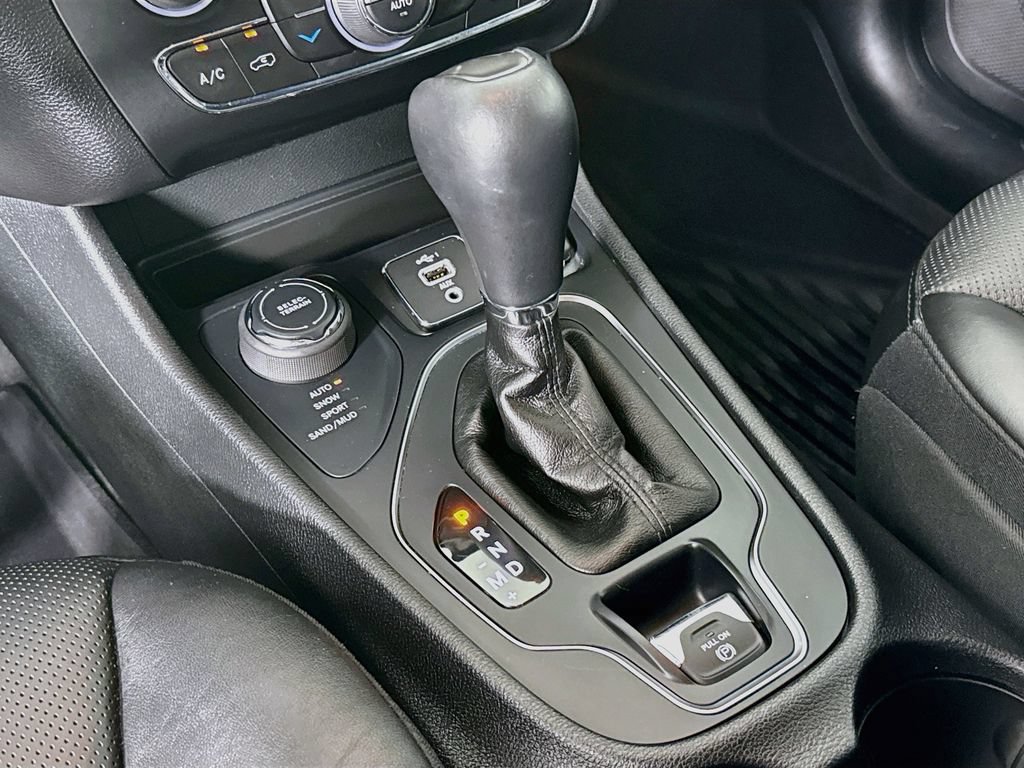 Used 2019 Jeep Cherokee High Altitude AWD/4WD image 19