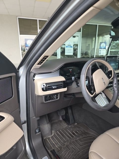 Used 2023 Lincoln Aviator AWD w/ Premium Package image 11