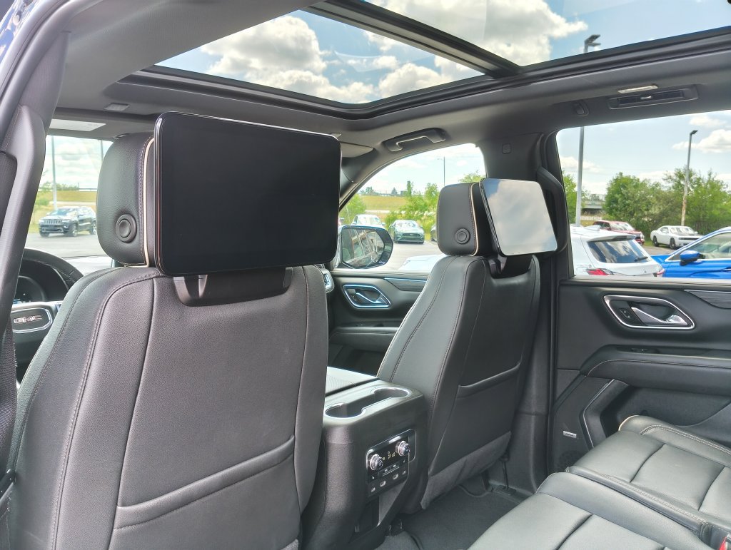 Used 2023 GMC Yukon SLT w/ SLT Luxury Package AWD/4WD image 11