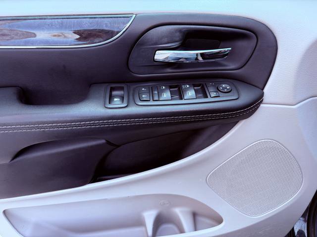 Used 2015 Chrysler Town & Country Touring FWD image 9