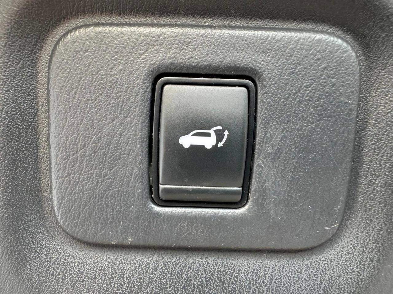 Used 2017 Nissan Pathfinder Platinum w/ Family Entertainment Package image 43