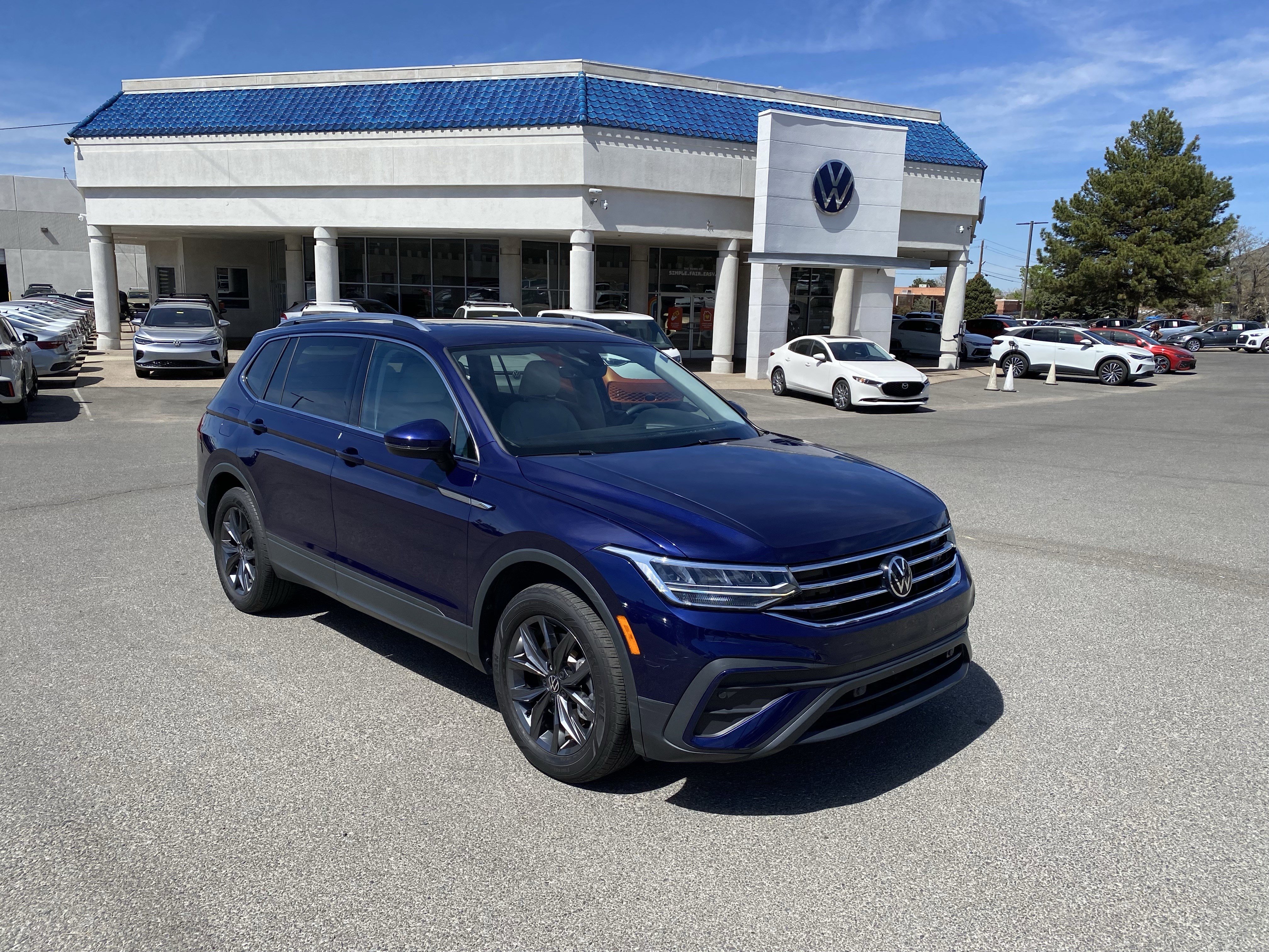 Used 2023 Volkswagen Tiguan SE w/ Panoramic Sunroof Package image 39