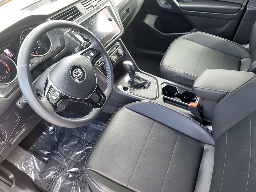 Used 2021 Volkswagen Tiguan SE w/ Panoramic Sunroof Package image 16