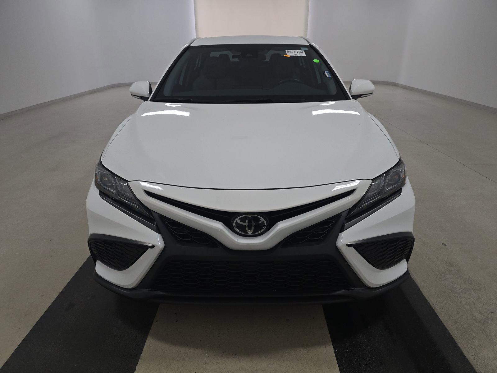 Used 2023 Toyota Camry SE image 2
