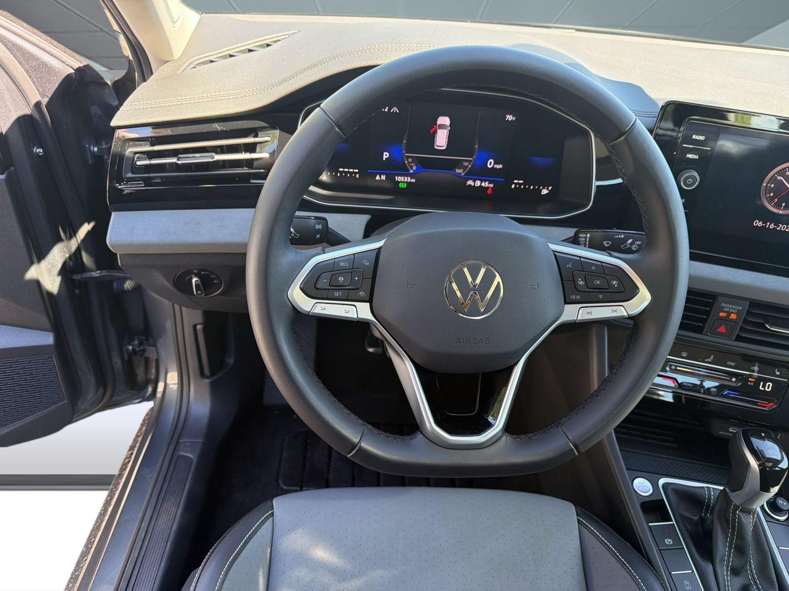 Used 2025 Volkswagen Jetta SE w/ Sunroof Package FWD image 21