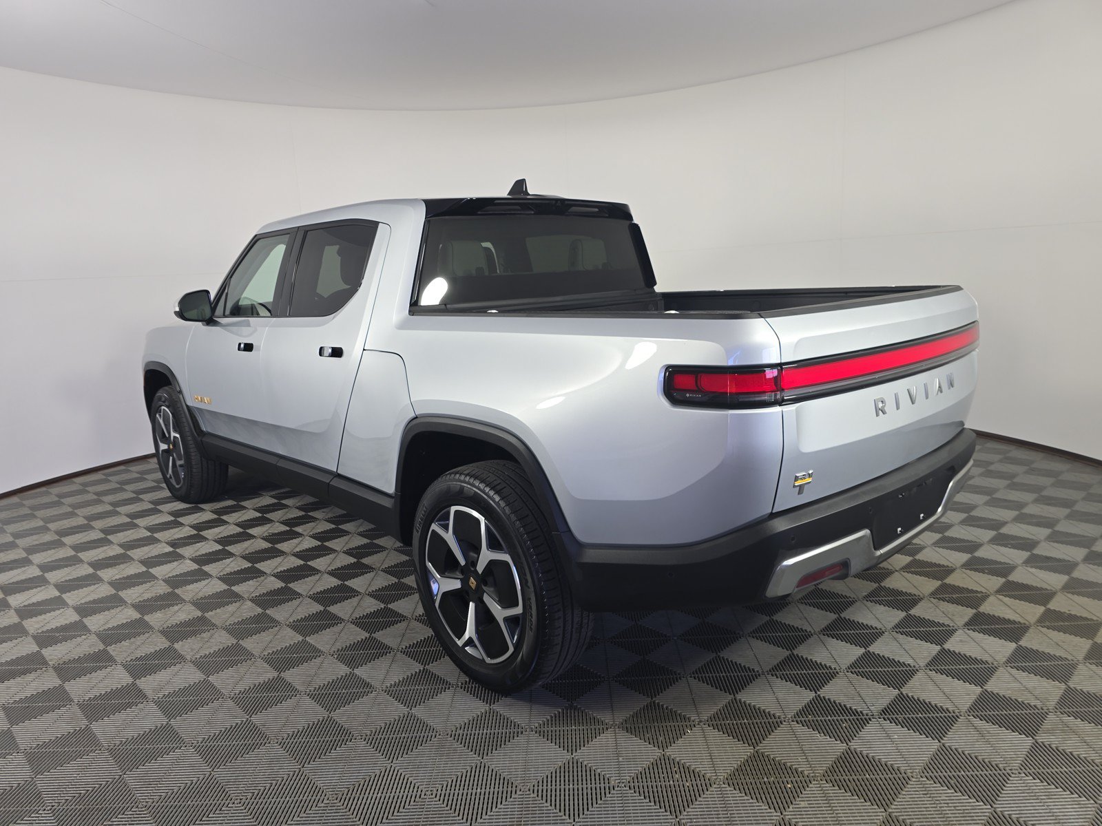 Used 2023 Rivian R1T Adventure AWD/4WD image 3