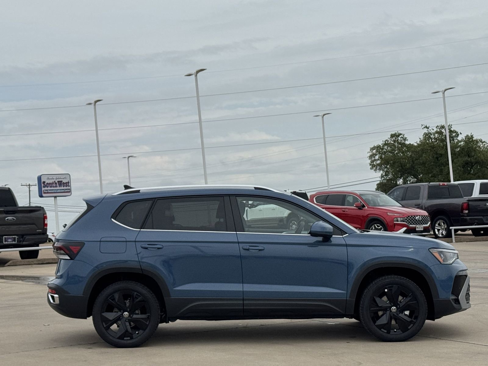 New 2026 Volkswagen Taos SE FWD image 4
