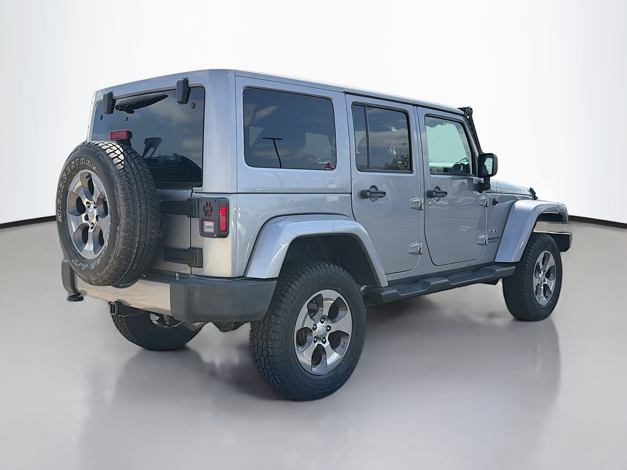 Used 2017 Jeep Wrangler Unlimited Sahara w/ Connectivity Group AWD/4WD image 2