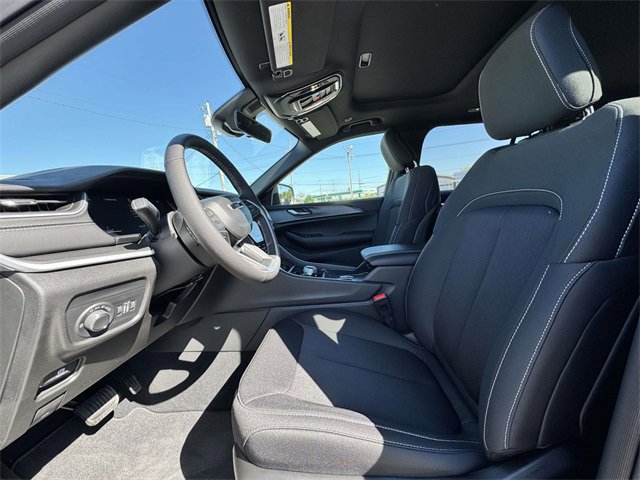 New 2025 Jeep Grand Cherokee Laredo w/ Luxury Tech Group I image 18