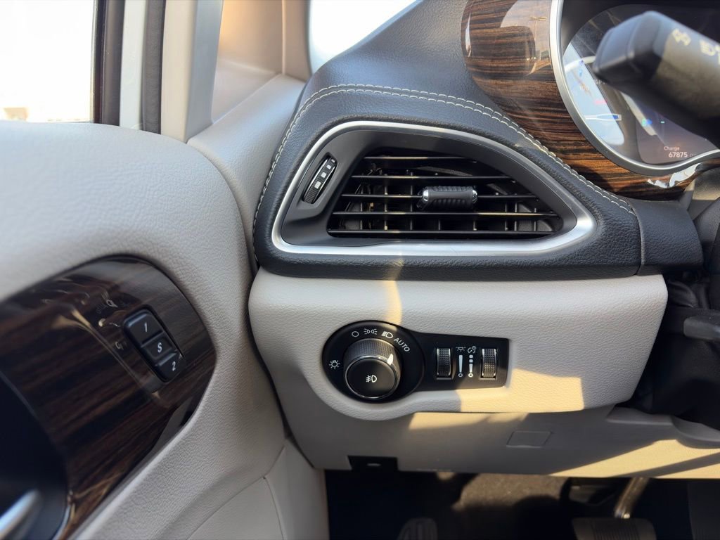 Used 2023 Chrysler Pacifica Limited FWD image 21