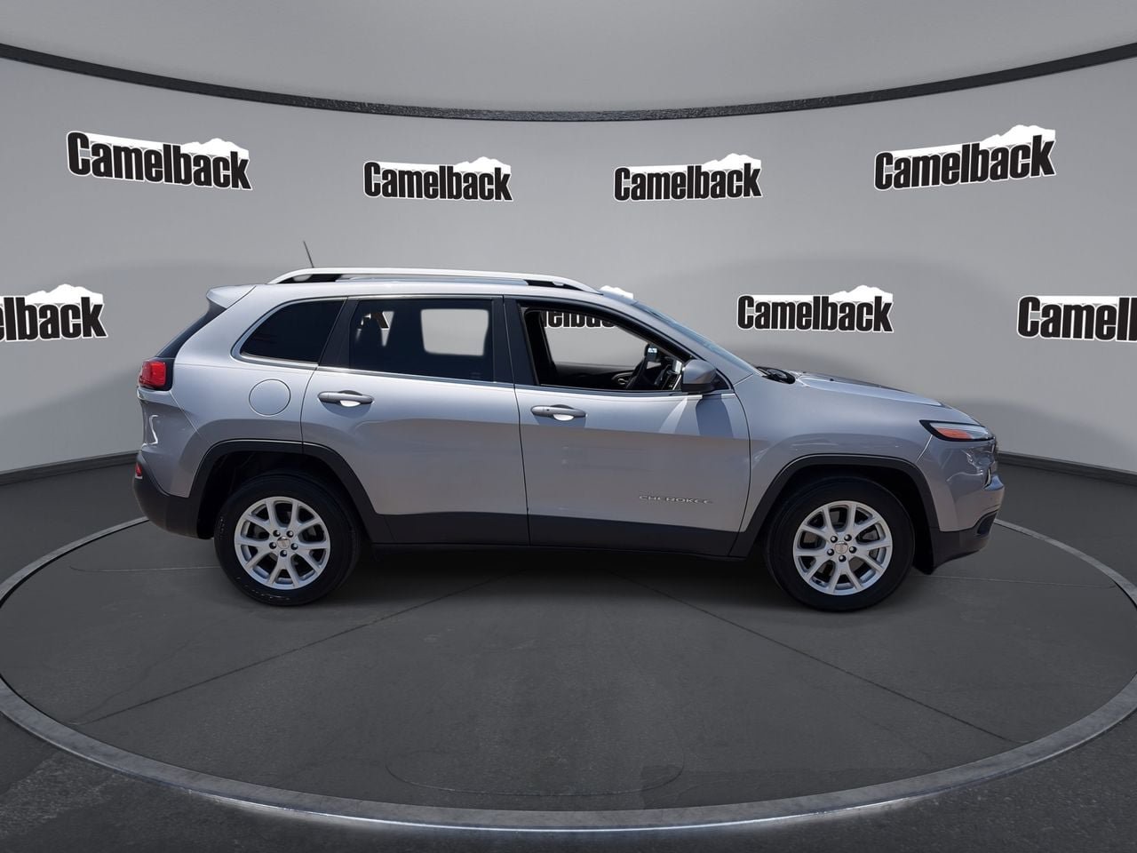 Used 2018 Jeep Cherokee Latitude Plus w/ Comfort/Convenience Group FWD image 8