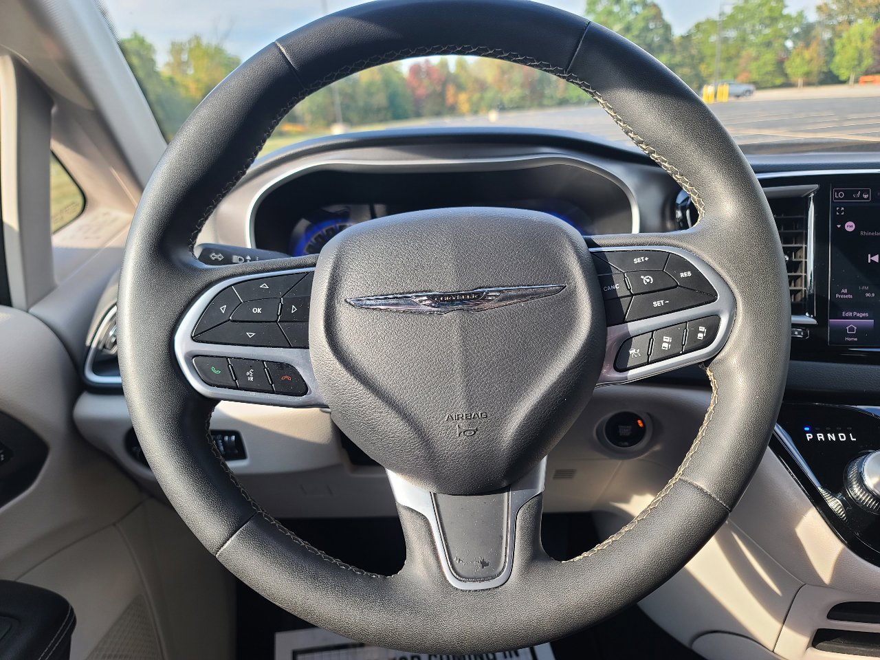 Used 2023 Chrysler Pacifica Touring-L image 17