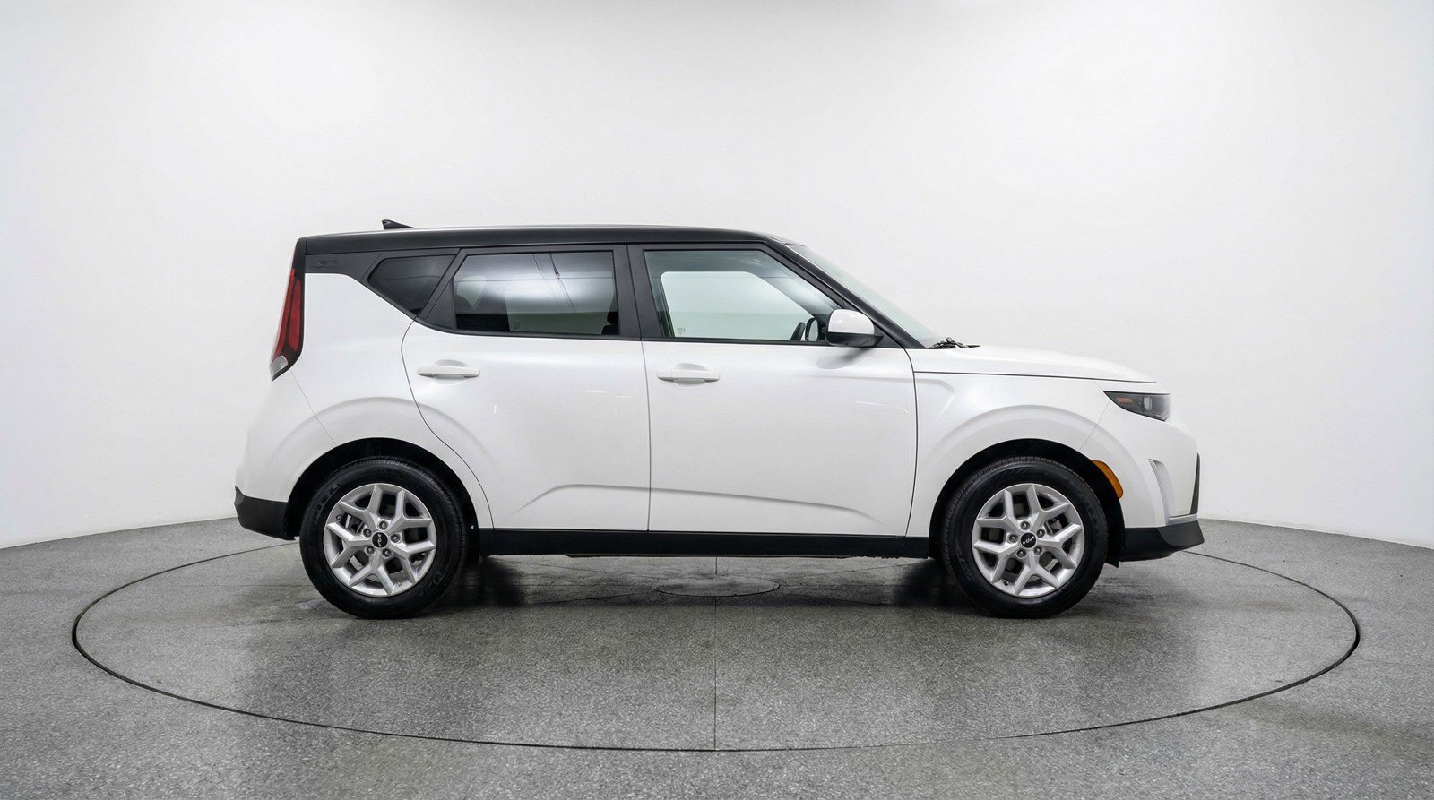 Used 2025 Kia Soul LX w/ LX Technology Package FWD image 11