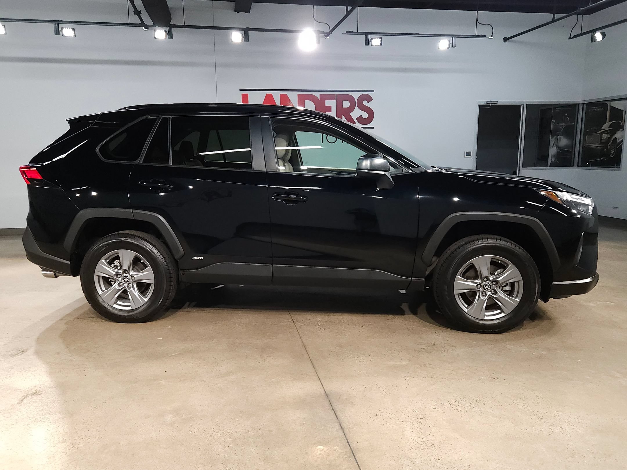 Used 2023 Toyota RAV4 LE AWD/4WD image 8