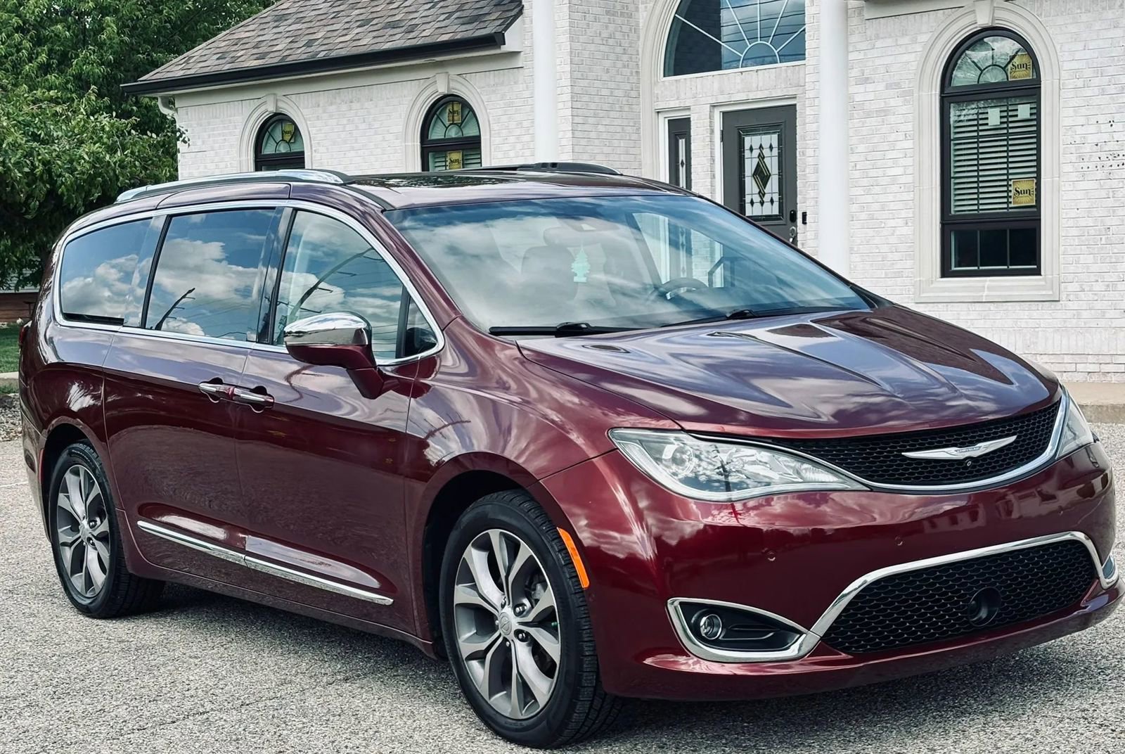 Used 2018 Chrysler Pacifica Limited w/ Tire & Wheel Group FWD image 12