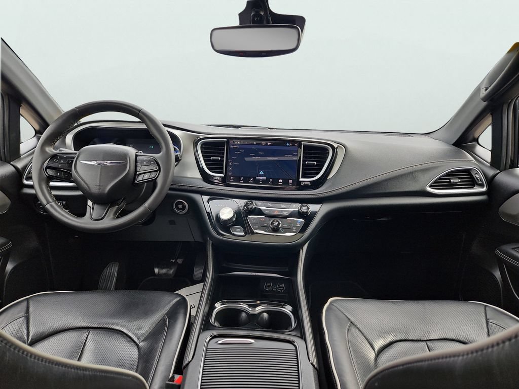 Used 2024 Chrysler Pacifica Premium FWD image 11