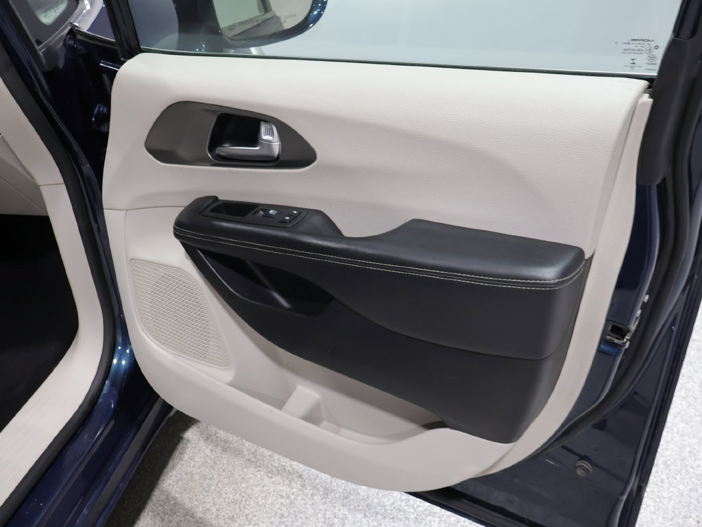 Used 2021 Chrysler Pacifica Touring-L FWD image 30