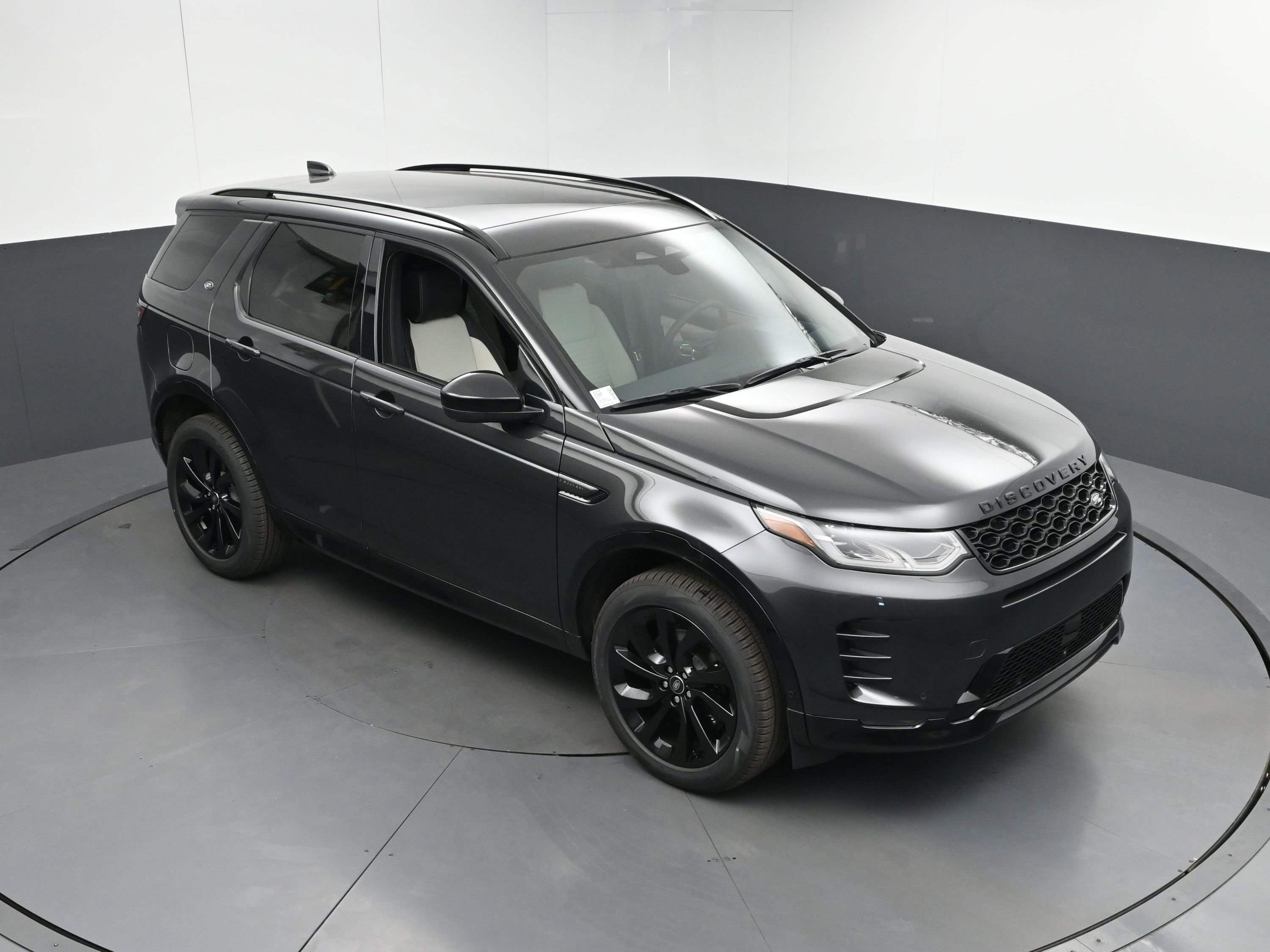 New 2025 Land Rover Discovery Sport Dynamic SE image 36
