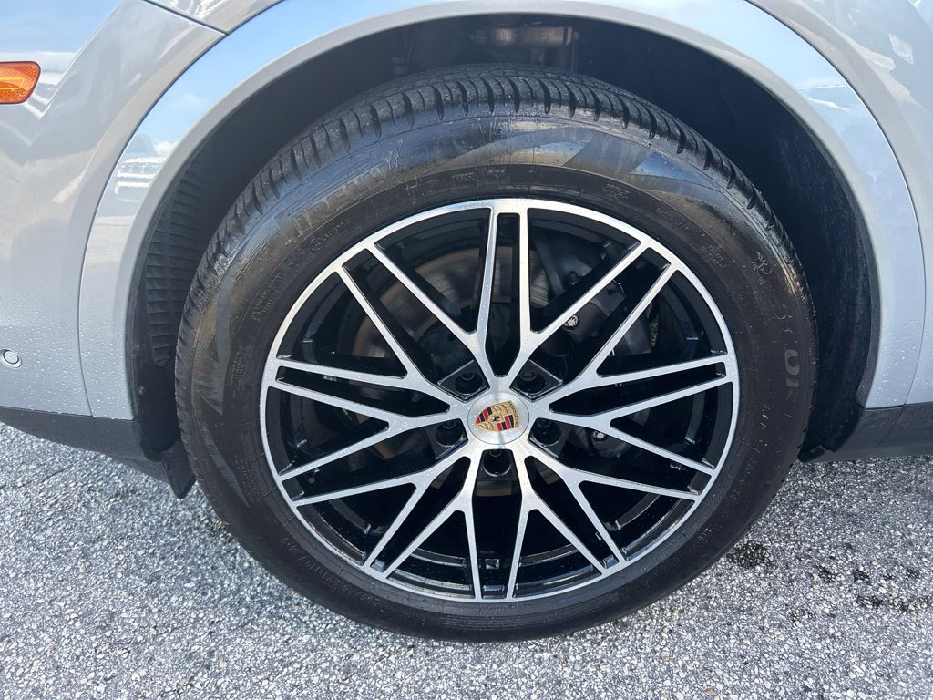 Used 2025 Porsche Cayenne AWD/4WD image 19