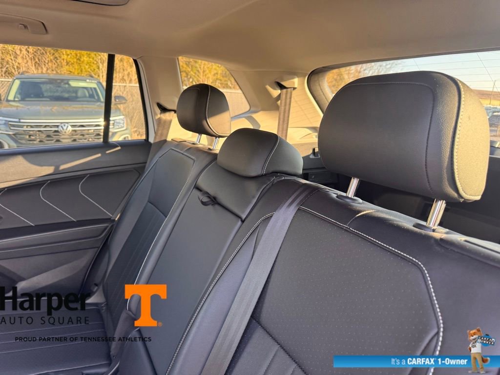 Used 2022 Volkswagen Tiguan SE w/ Panoramic Sunroof Package image 9