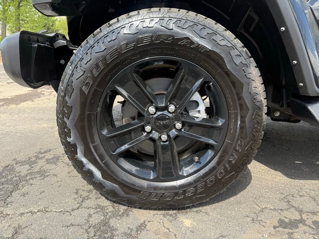 Used 2022 Jeep Wrangler Unlimited Sahara AWD/4WD image 9