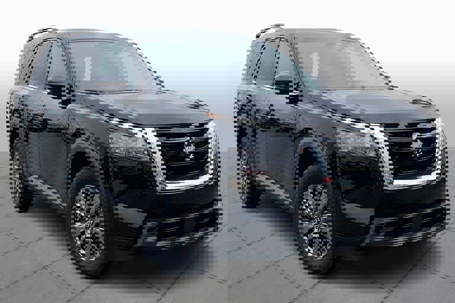 Used 2025 Nissan Pathfinder SV image 3