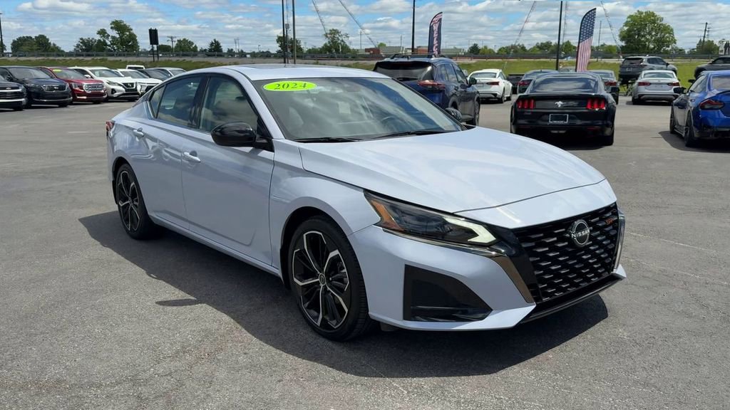 Used 2024 Nissan Altima 2.5 SR w/ SR Premium Package FWD image 9
