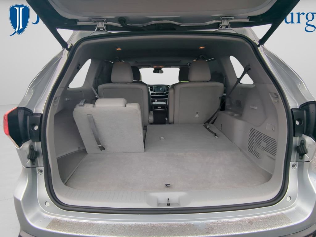 Used 2017 Toyota Highlander XLE FWD image 13