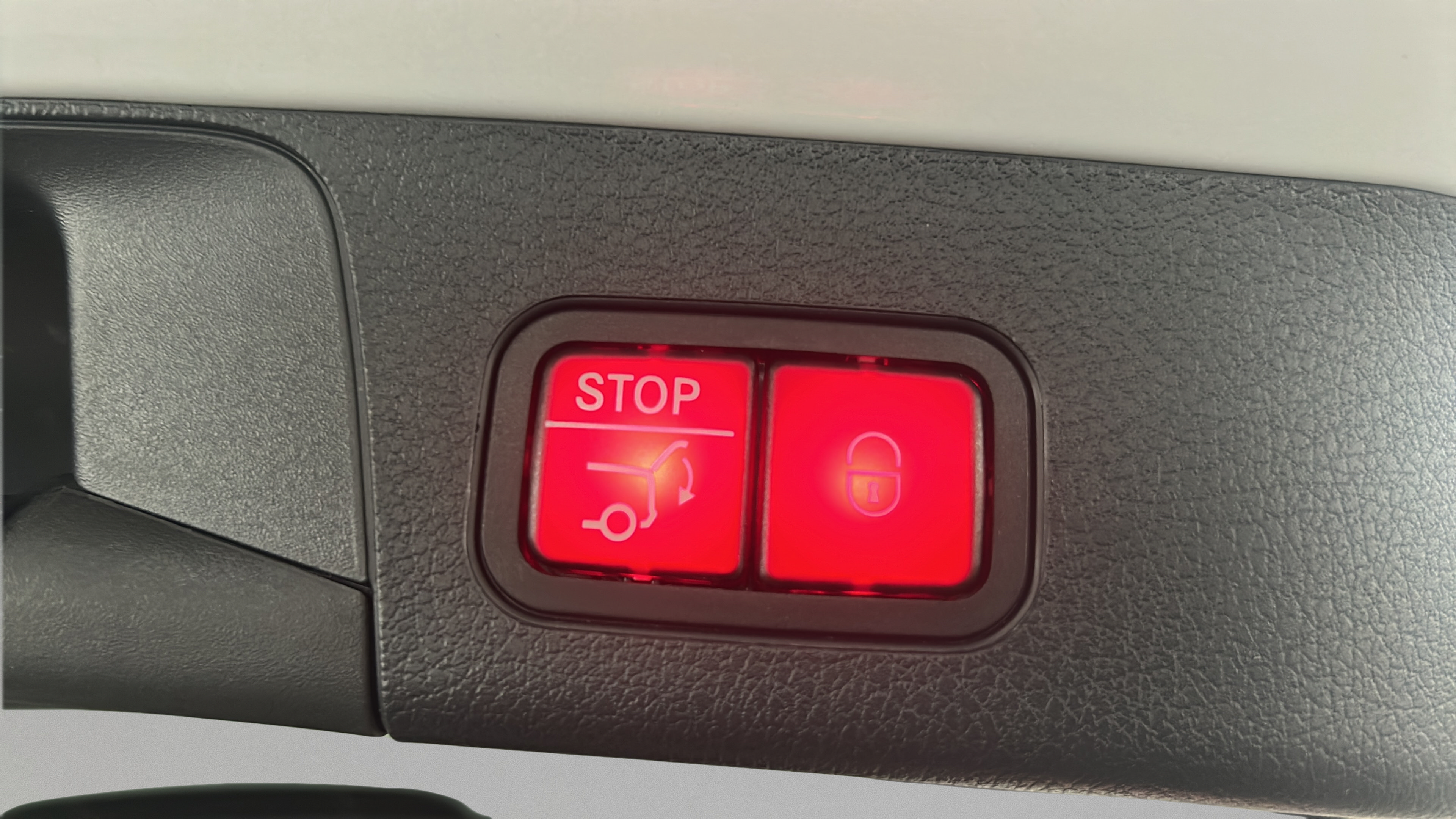 Used 2025 Mercedes-Benz GLB 250 image 33