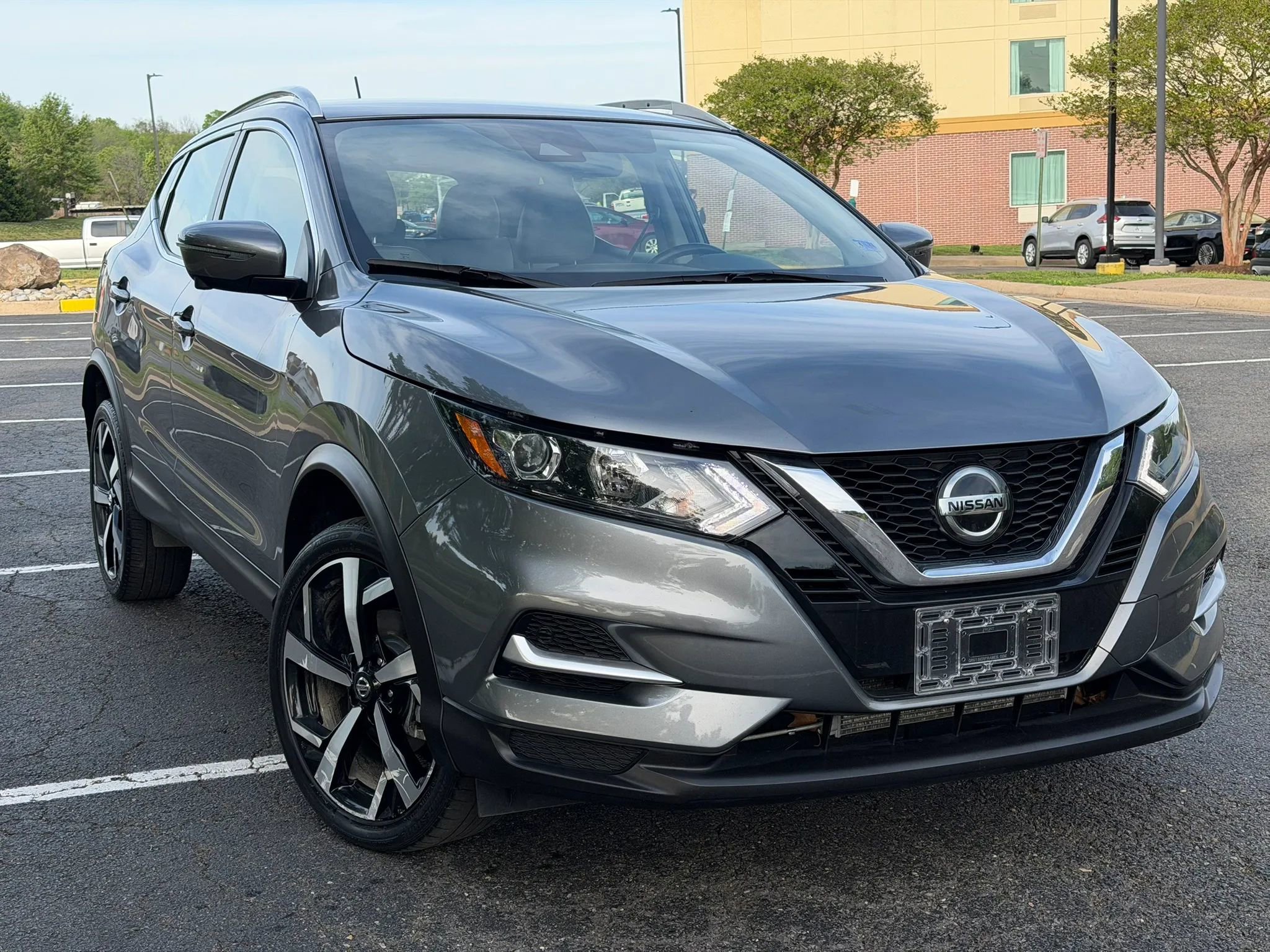 Used 2022 Nissan Rogue Sport SL image 1